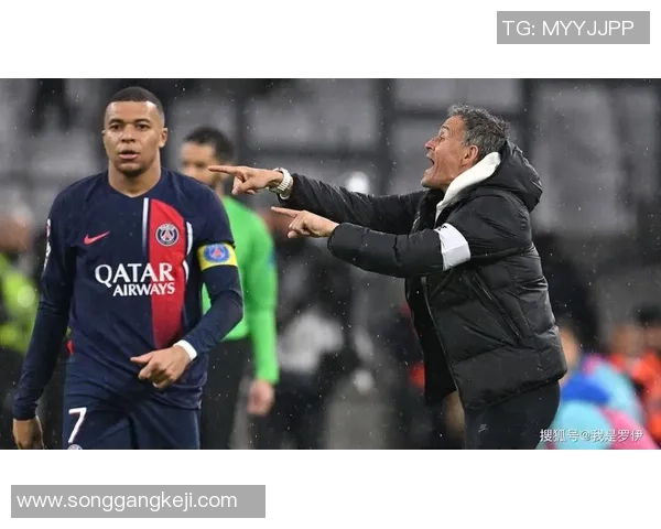 欧联杯精彩对决巴黎圣日耳曼大胜曼联引发全场狂欢解析