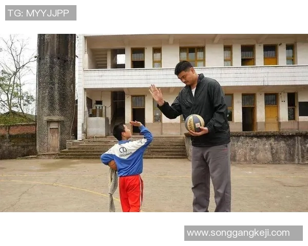 姚明亲临珠海篮球盛会引发粉丝热烈追捧与互动