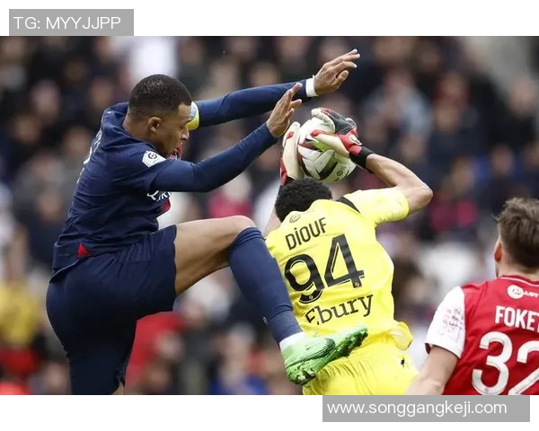 英超激战曼联与巴黎圣日耳曼握手言和精彩瞬间引发全场热烈反响 英超激战曼联与巴黎圣日耳曼握手言和精彩瞬间引发全场热烈反响