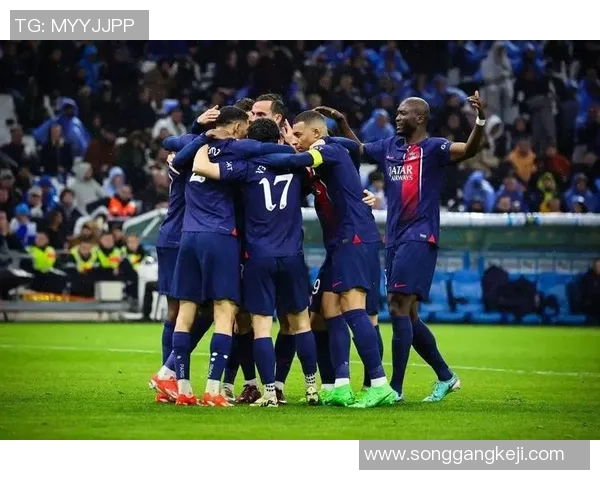 欧冠精彩对决:里昂大胜巴黎圣日耳曼补时进球引发全场狂欢 欧冠精彩对决:里昂大胜巴黎圣日耳曼补时进球引发全场狂欢